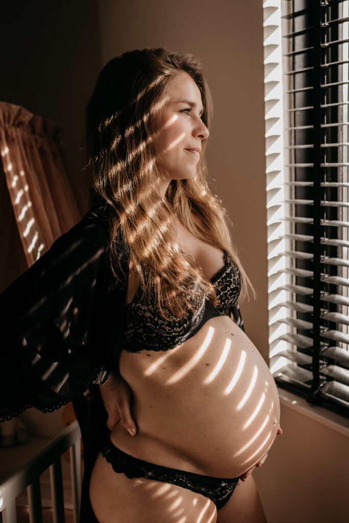 Zwangerschapsfotografie boudoir, zwangerschapsshoot in lingerie